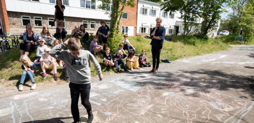 Klassen tegner katte med kridt i skolegården