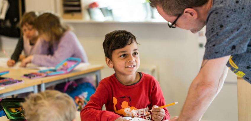 Om skolen: Dreng i indskolingen får hjælp af lærer